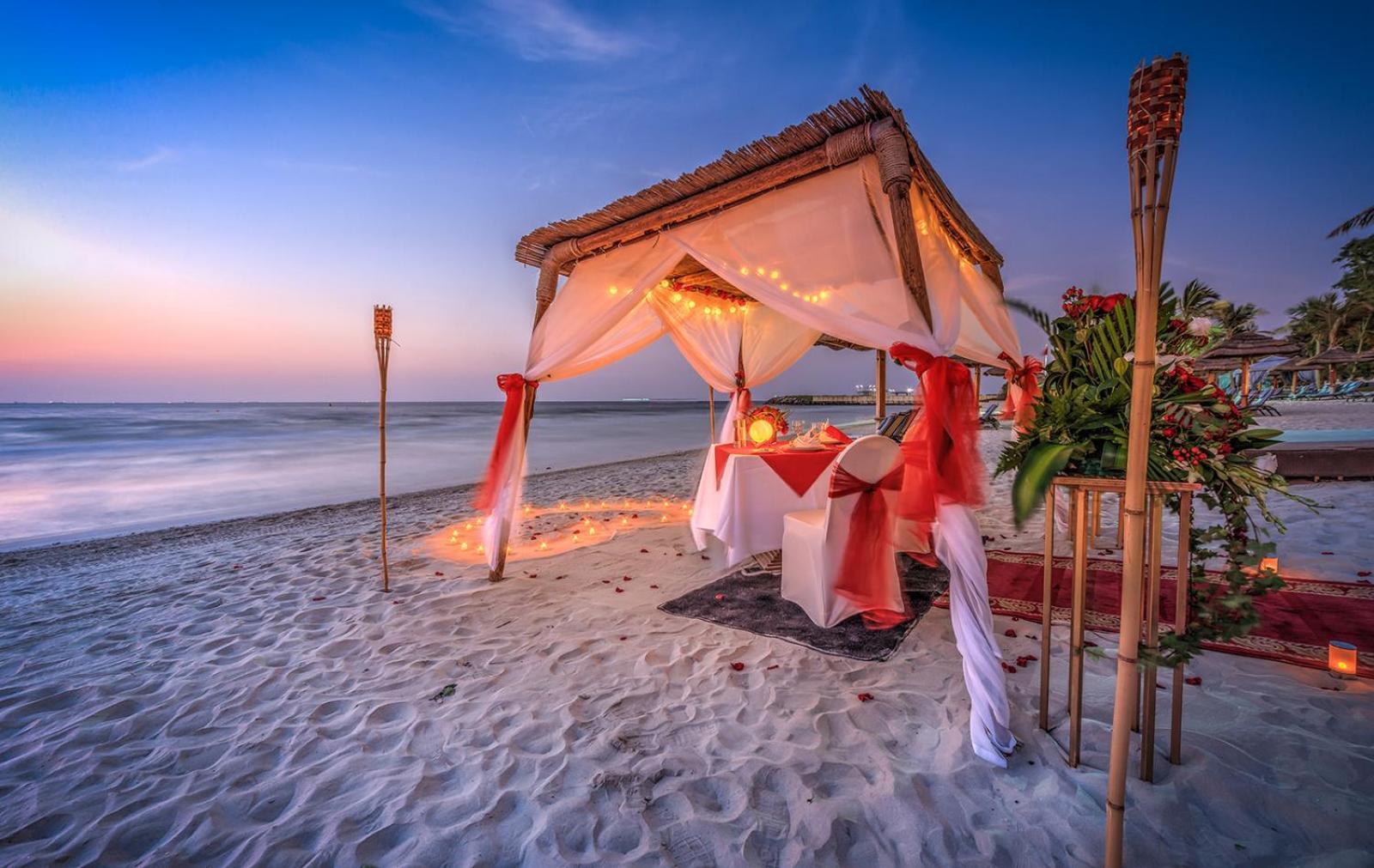 Ajman Hotel & Villas By Blazon Hotels Bagian luar foto A beachside dinner in Pattaya, Thailand